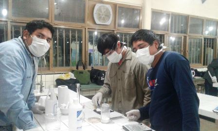 Alumnos en laboratorio