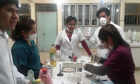 Alumnos en laboratorio1